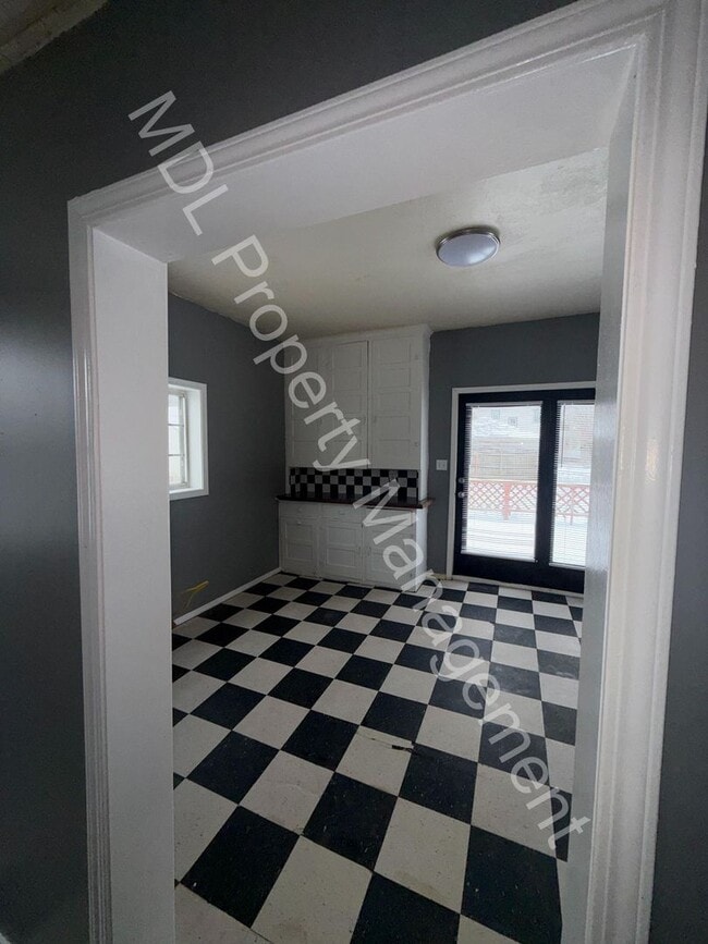 Building Photo - 2 Bedroom Home Available Now!