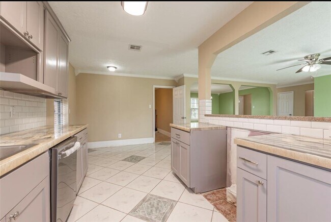 Building Photo - 1350 Strawberry St