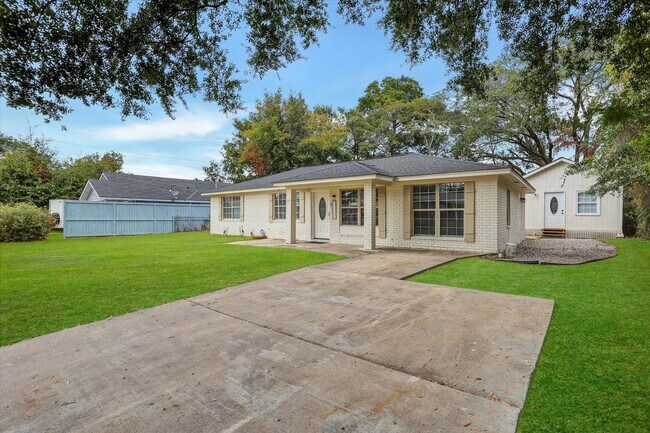 Building Photo - 4 Bedroom, 2 Bath Brick Home in Savannah