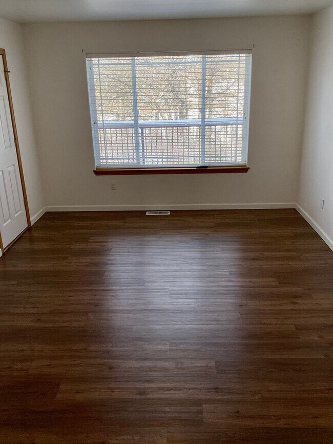 Building Photo - 3 Bed 2.5 Bath Town Home in Running Y - Ac...