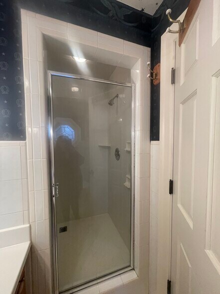 Building Photo - 200 Iris Way