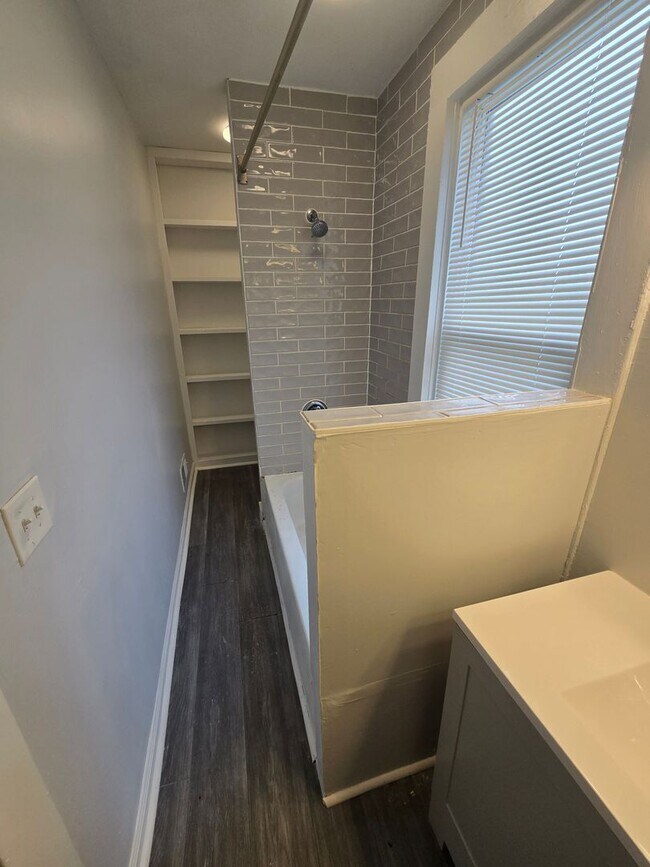 Building Photo - 3 BEDROOM SINGLE FAMILY