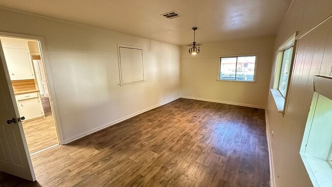 Building Photo - Cute 4 Bedroom Home!