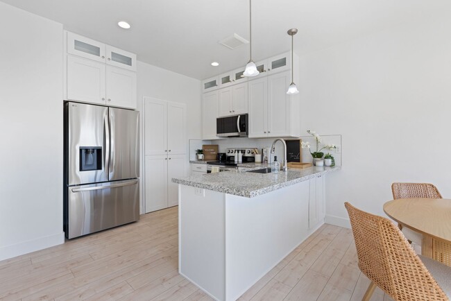 Building Photo - Modern Luxury Townhome in Prime Location –...
