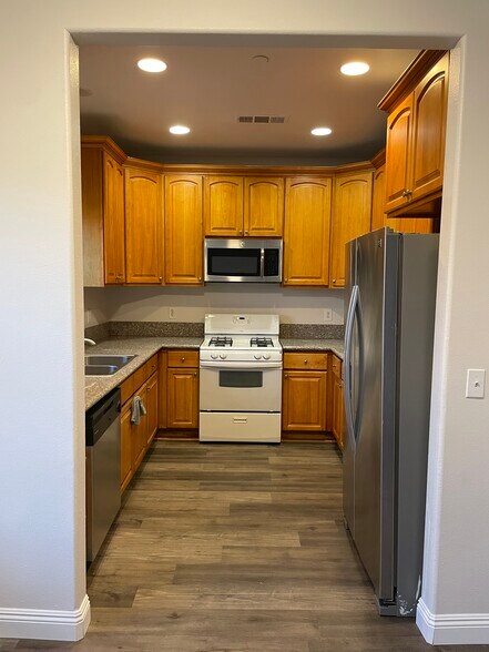 Building Photo - 16558 Paine St