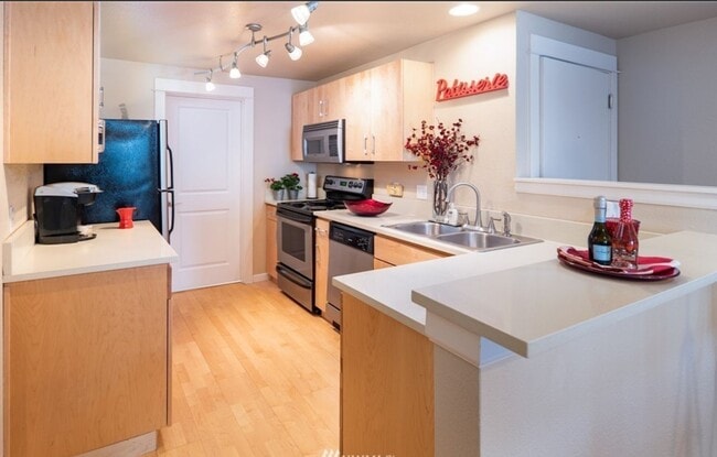 Building Photo - Kirkland 2BR Condo Near Waterfront, Shops & Trails, 2 parking spaces