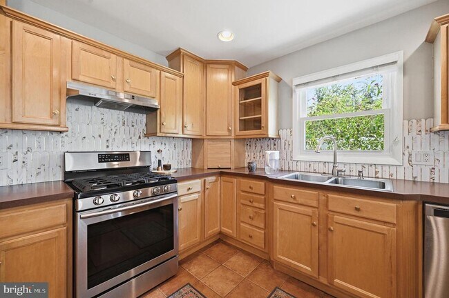Building Photo - 6426 Carriage Dr