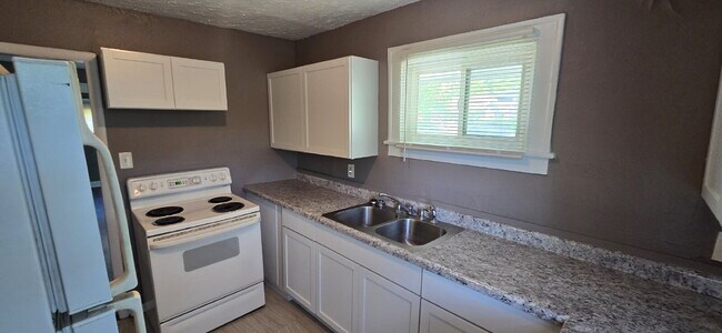Building Photo - "Charming 2-Bed Home in Indianapolis – Coz...