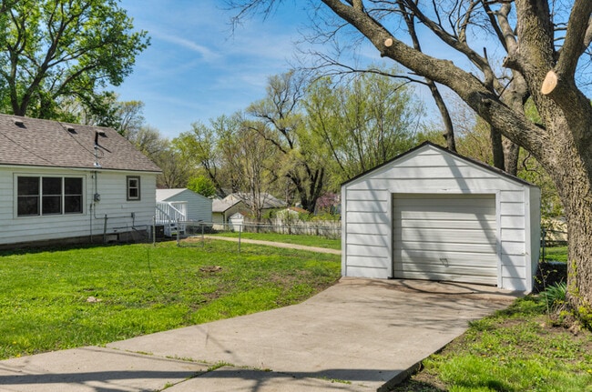 Building Photo - 2 Bedroom 1 Bath - Pyramid Properties!!