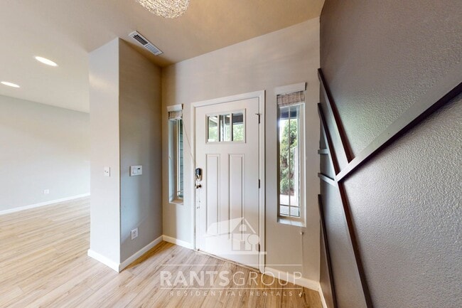Building Photo - Stylish 3-Bedroom Townhome in Great West Olympia Location