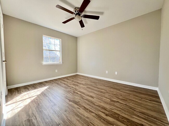 Building Photo - COMING MID-MAY 2026! (Pet Friendly)