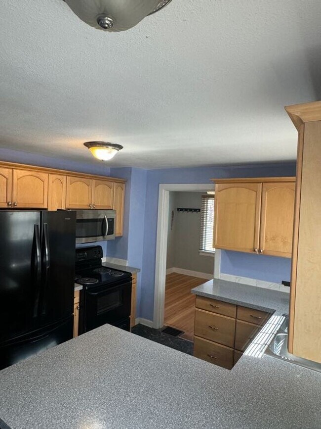 Building Photo - Charming 1920's Home with Large Backyard