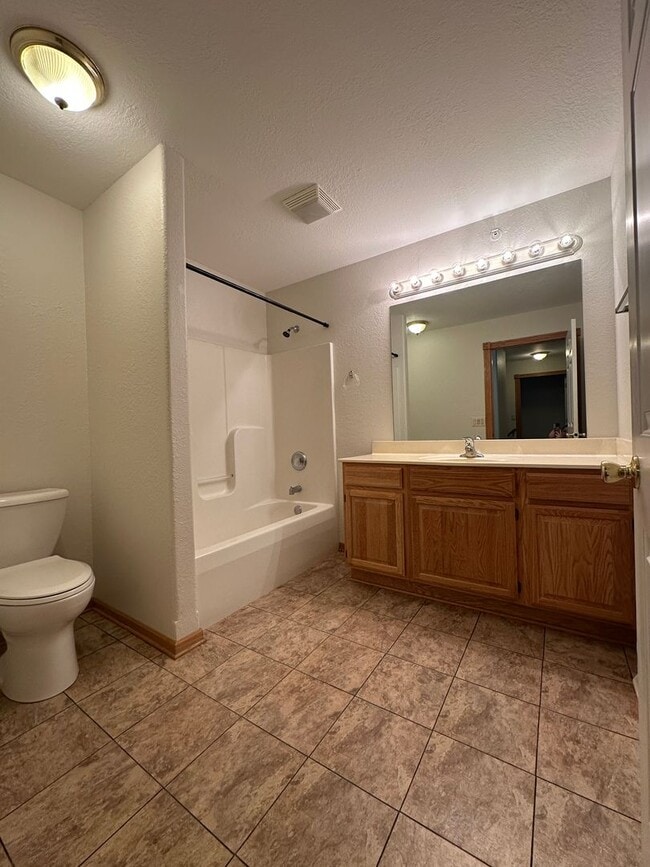 Building Photo - Spacious Townhouse Style Condo in Brookfield!