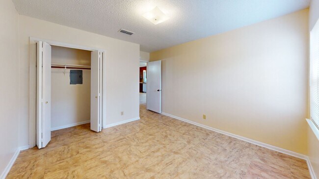 Building Photo - 402 Skyline Ave