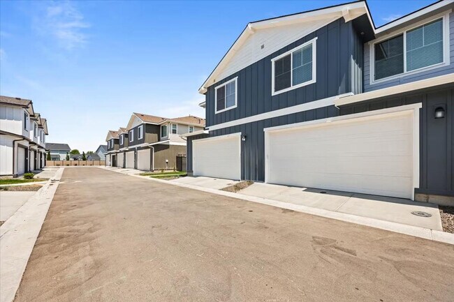 Building Photo - 195 N Nursery Ave