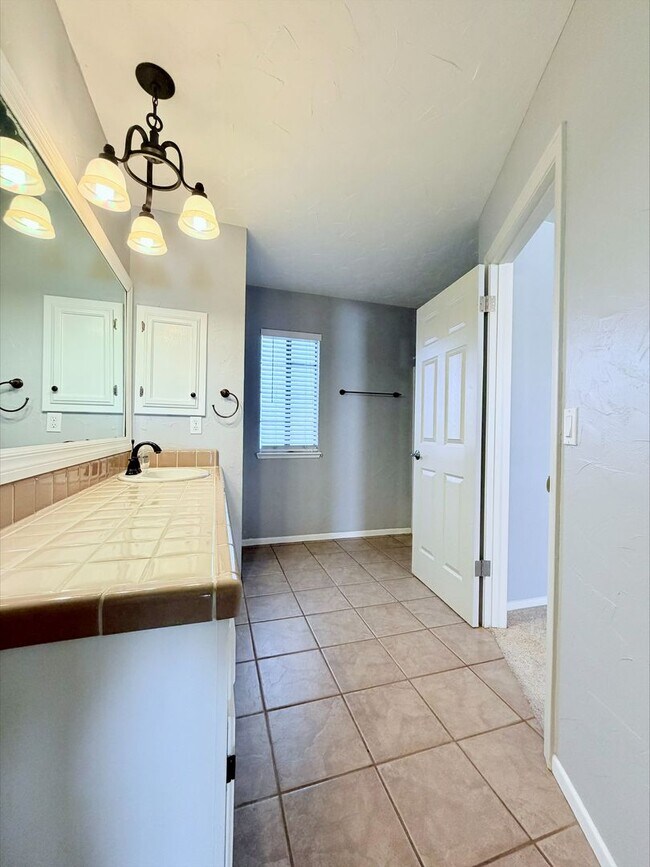 Building Photo - Charming Single Family Home With Pool