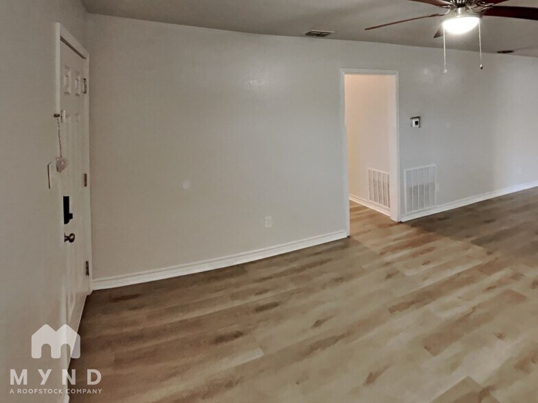Building Photo - 1721 Whiting Dr