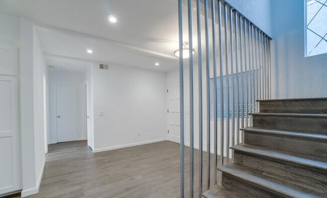 Building Photo - 16-18 REEF ST.