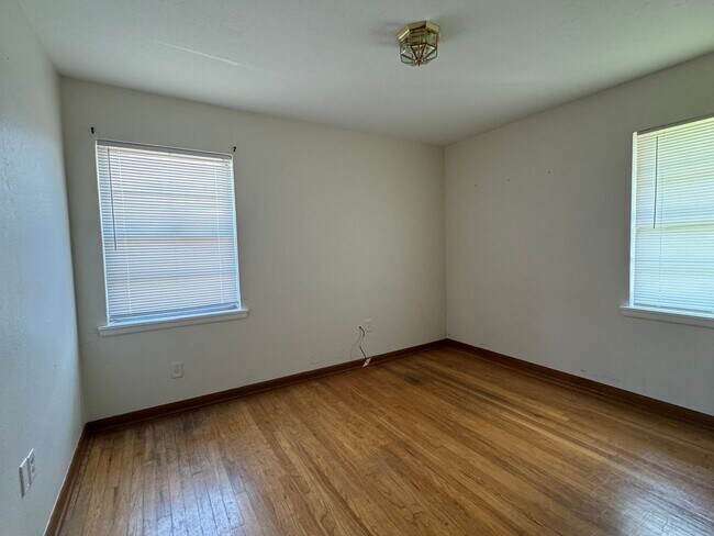 Building Photo - 4512 NW Cheyenne Ave