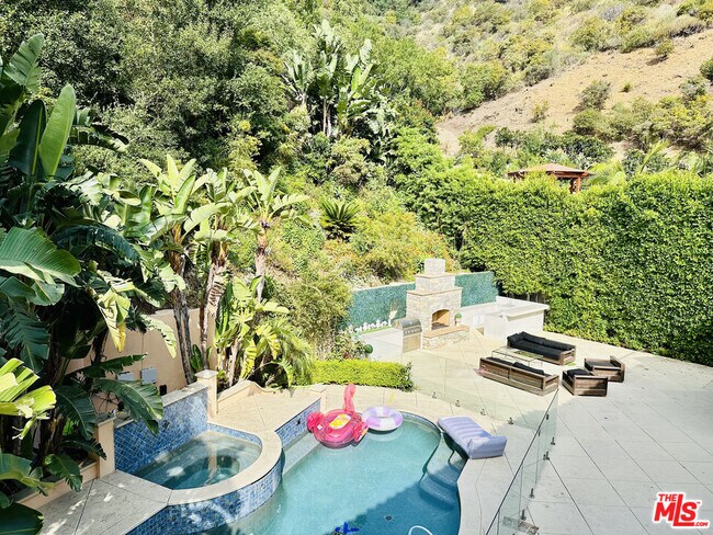 Building Photo - 1447 San Ysidro Dr
