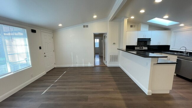 Building Photo - Beautiful 3 bedroom 2 bathroom home, updated kitchen & baths plus 1 car garage!
