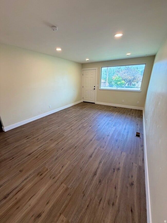 Building Photo - 452 E 13800 S