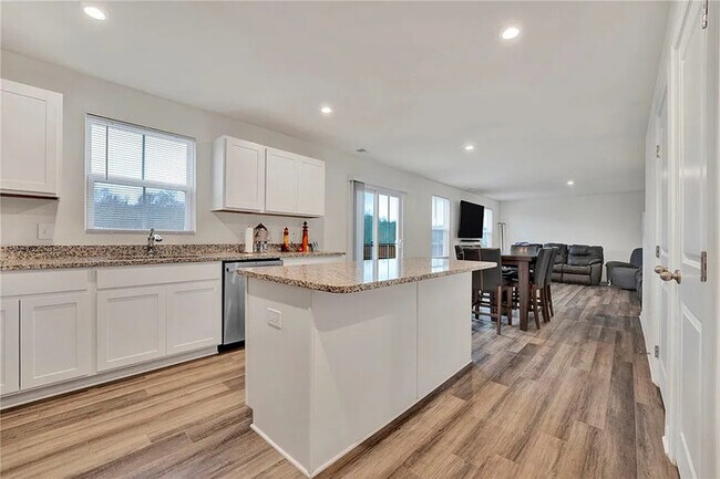 Building Photo - 5 Bedrooms 2.5 Bedrooms