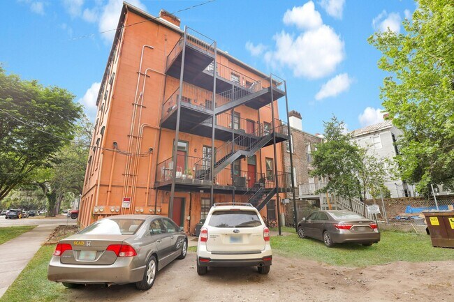 Building Photo - 703 Barnard St