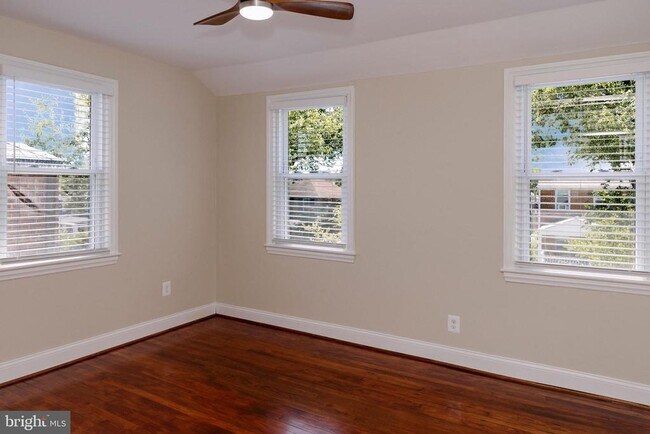 Building Photo - 632 Faraday Pl NE