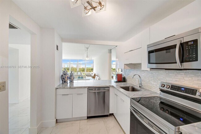 Building Photo - 20100 W Country Club Dr