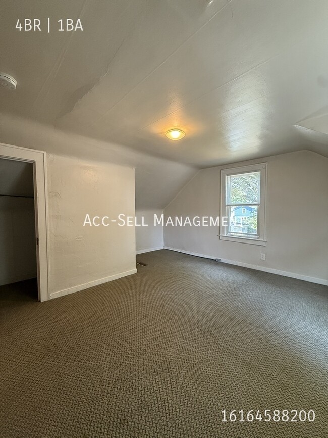 Building Photo - 901 Zeeland Ct NE