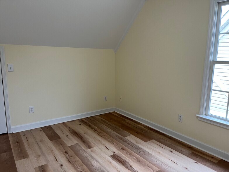 Building Photo - 6 Willow Tree Ct