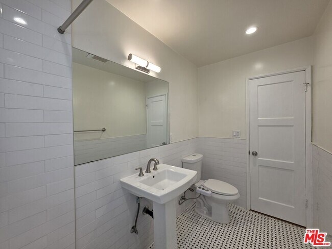 Building Photo - 102 Gaviota Ave
