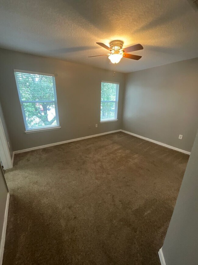 Building Photo - Two Story Town House