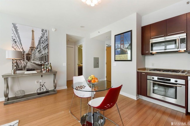Building Photo - 425 1st St