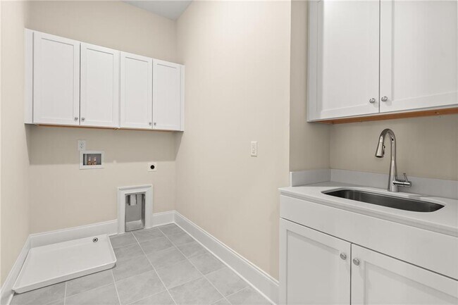 Building Photo - 136 Village Green Ave