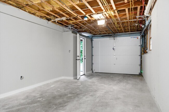 Building Photo - 182 Buck St