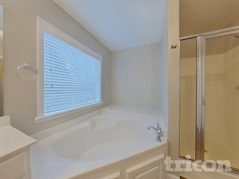 Building Photo - 3605 Long Lake Dr