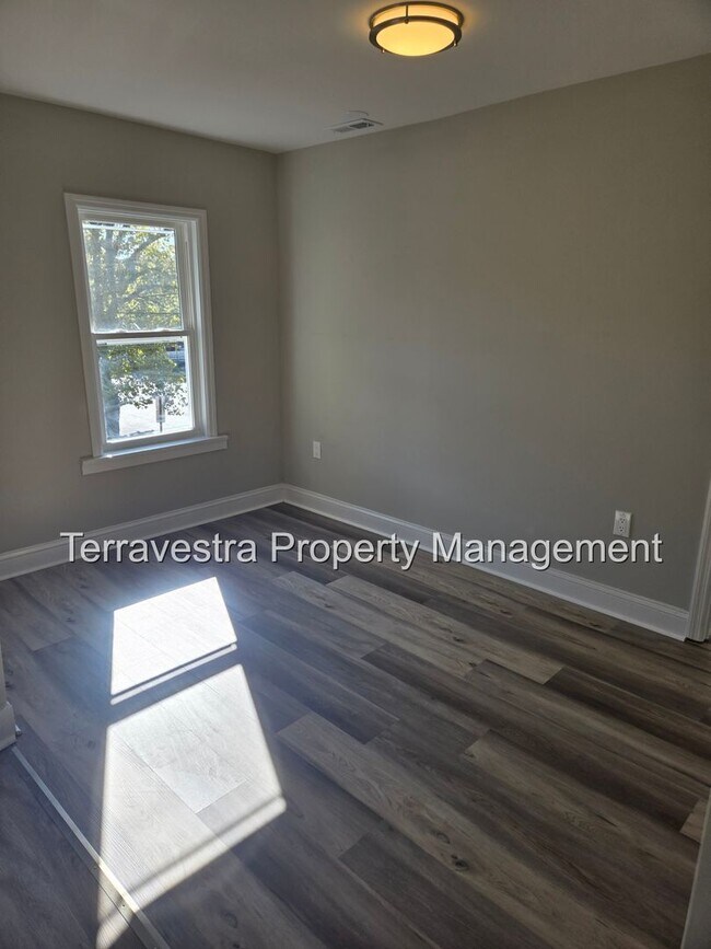 Building Photo - 209 N 3rd St