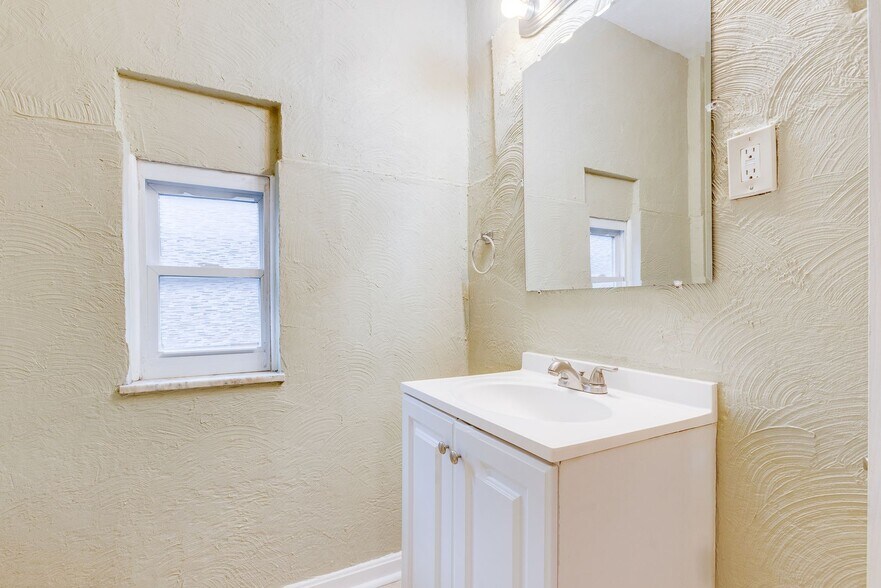 Building Photo - 405 Edgemont St