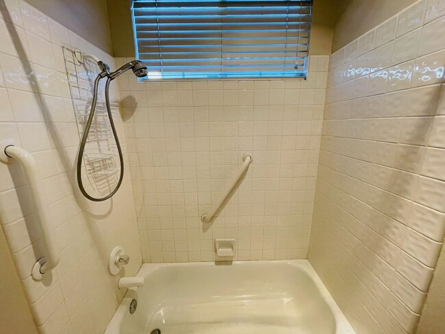 Building Photo - COMING SOON: Hardwood floors, freshly pain...