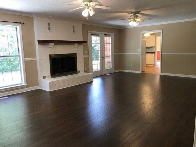 Building Photo - Amazing 4 Bedroom, 3 Bath Home With 2 Kitc...