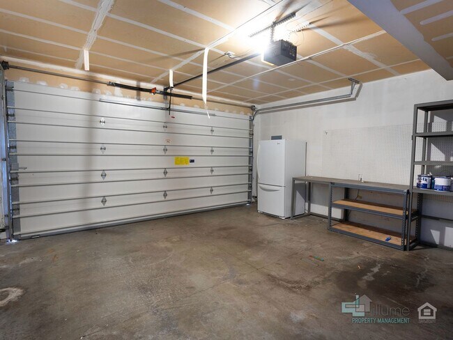 Building Photo - West Linn Single Family 3 Bd/2.5 Bth w/ Ba...