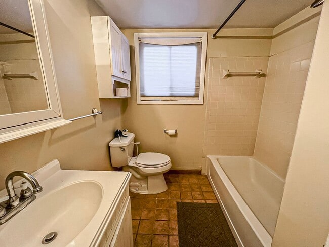 Building Photo - Gorgeous 3 Bedroom 2 Bathroom Unit With Su...