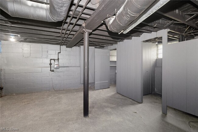 Building Photo - 12808 Beachwood Ave