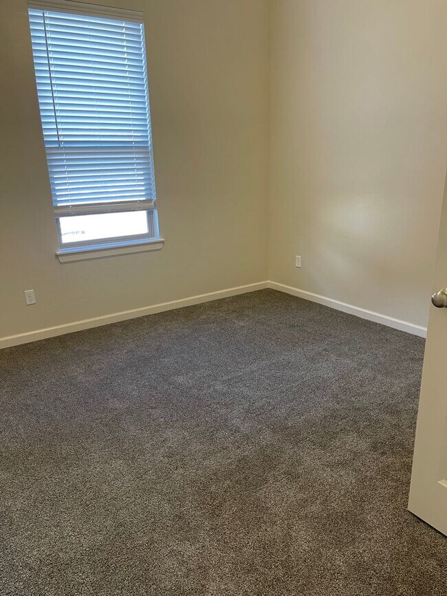 Building Photo - Spacious 4 bed 3 bath home