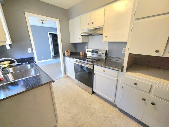 Building Photo - 6061 Briarhurst Dr