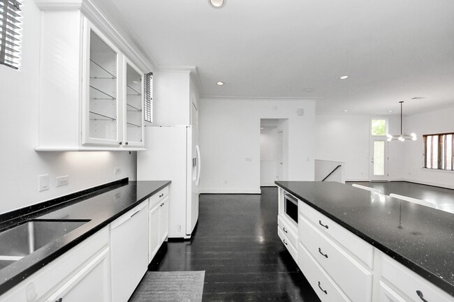 Building Photo - 1014 Montrose Blvd