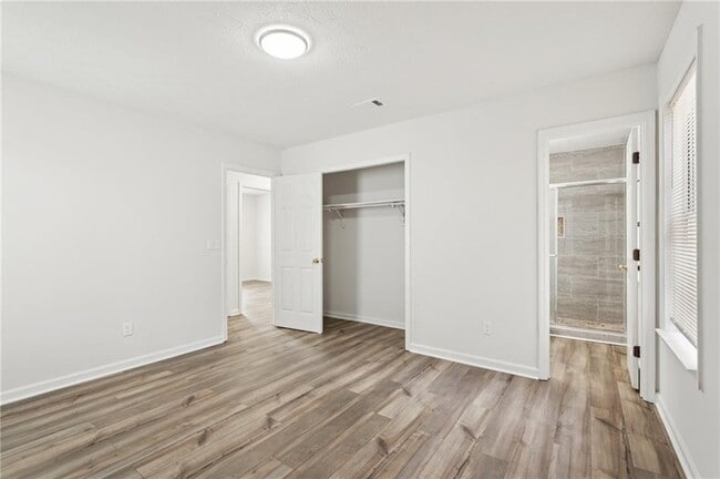 Building Photo - 240 Plantation Glen Ct