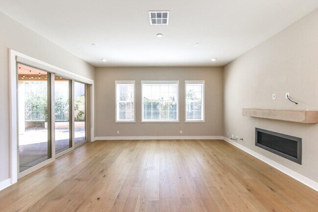 Building Photo - 4bd/4.5ba Single Family House w/ VIEW Gate...